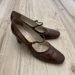 Vintage 70‘s Salvatore Ferragamo Brown leather Mary Jane kitten heels  8AA